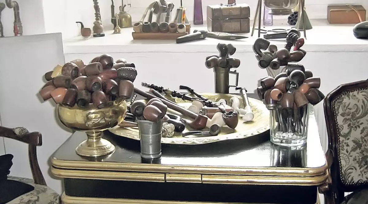 Muzeul neoficial al pipelor e într-o casă ridicată pe vremea lui Ştefan cel Mare