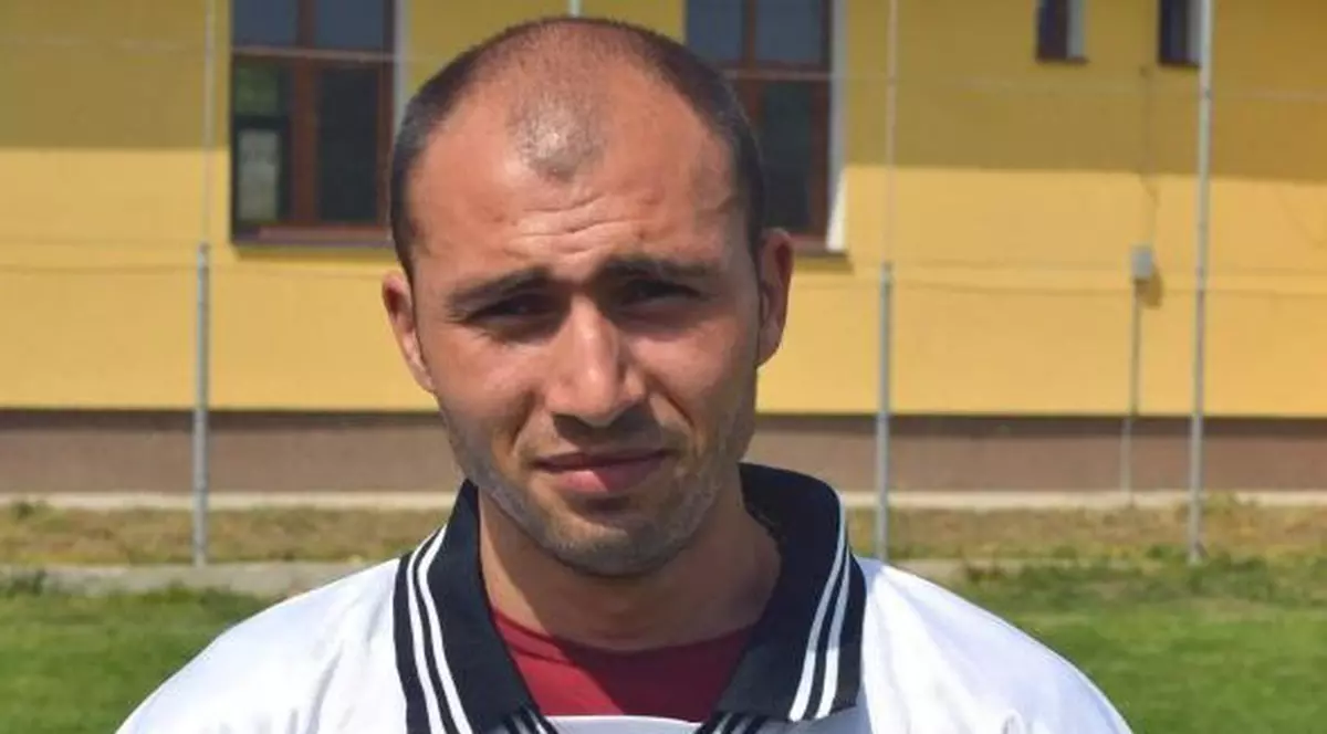 TRAGEDIE în fotbal. Unul dintre cei mai buni jucători s-a sinucis: s-a spânzurat în podul blocului în care locuiesc părinţii!