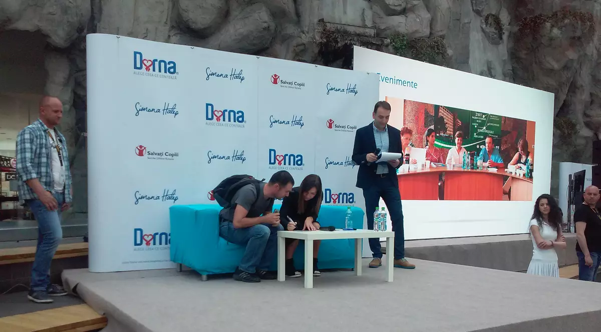 Halep și-a triat fanii care doreau autografe cu băieți cu ceafa lată și prin tragere la sorți. ”Simo” e pregătită de Fed Cup!