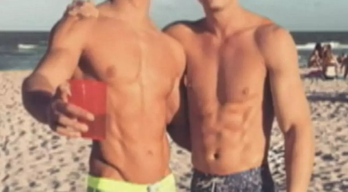 Cuplu de gay, snopit în bătaie în faţa unui fast-food. Totul a pornit de la un sărut