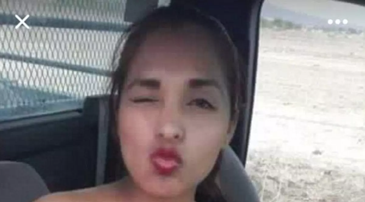 Polițista–topless! A fost suspendată din funcție pentru că s-a pozat în sânii goi, în timpul serviciului! FOTO