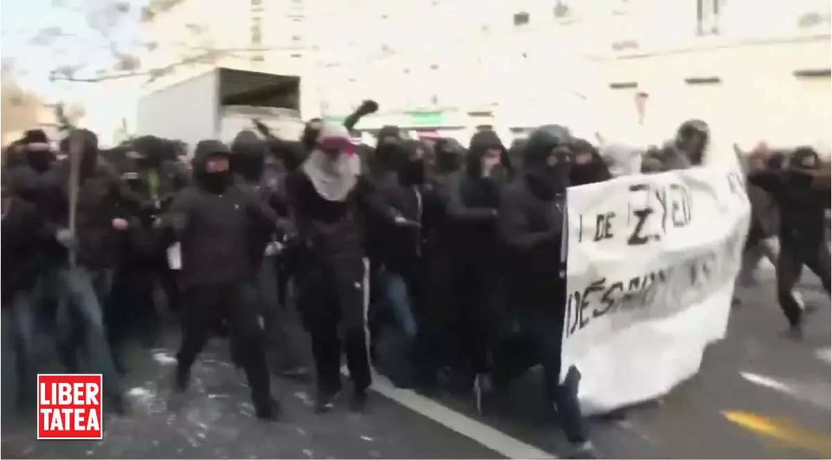 BĂTĂI DE STRADĂ ÎN PARIS ÎNTRE PROTESTATARI ȘI POLIȚIE / VIDEO