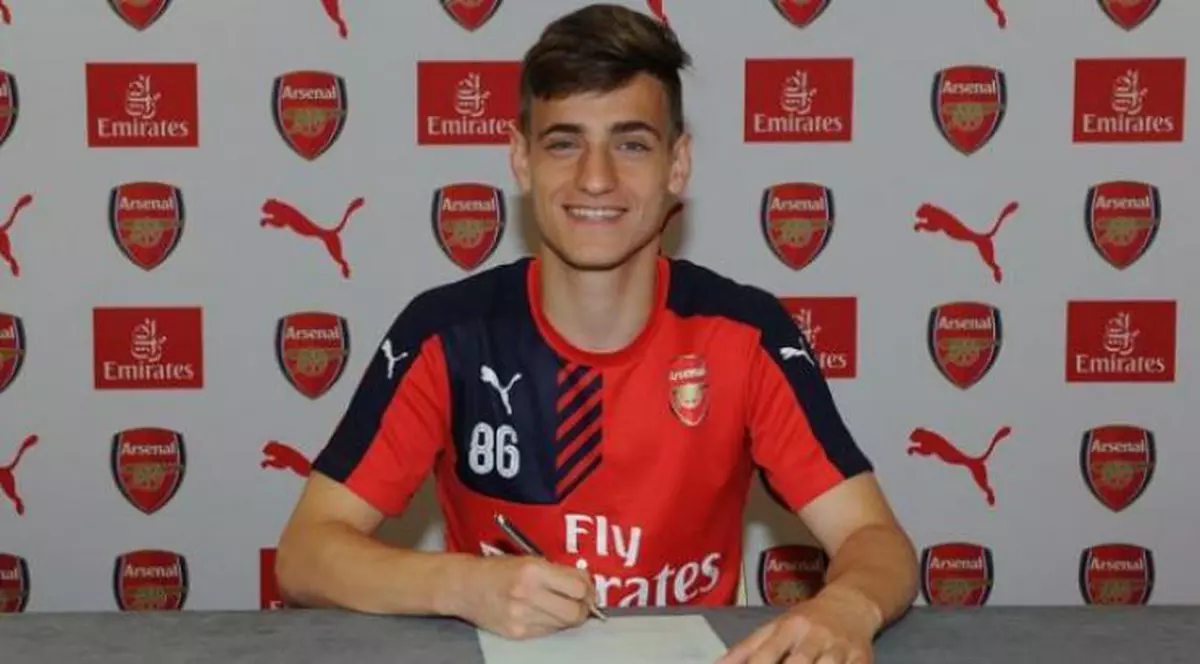 Vlad Dragomir a semnat contract de profesionist cu Arsenal