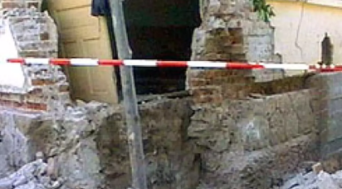 Tragedie în Mureş! O fetiţă a fost strivită de peretele casei!