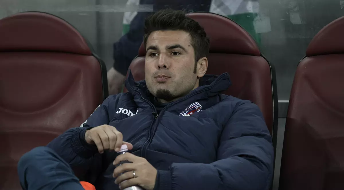 Mutu s-a dat în stambă. Le-a făcut gesturi obscene spectatorilor | GALERIE FOTO