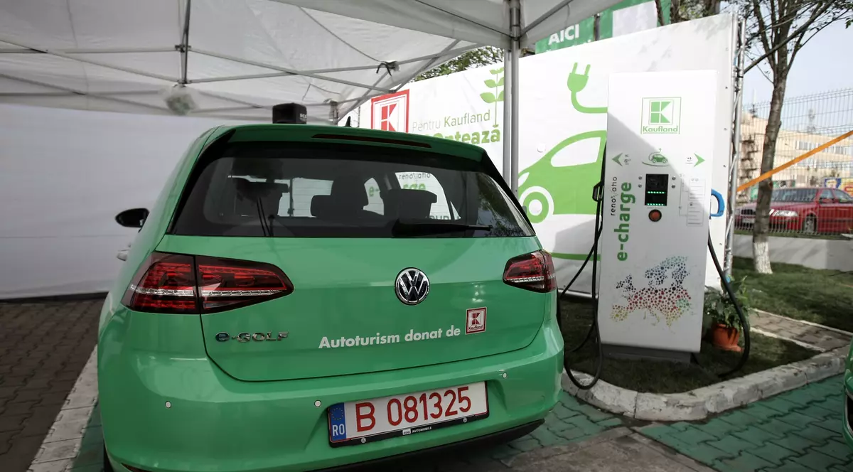 S-a lansat prima rețea de stații de încărcare rapidă pentru mașini electrice. Cât costă un plin și cât durează încărcarea