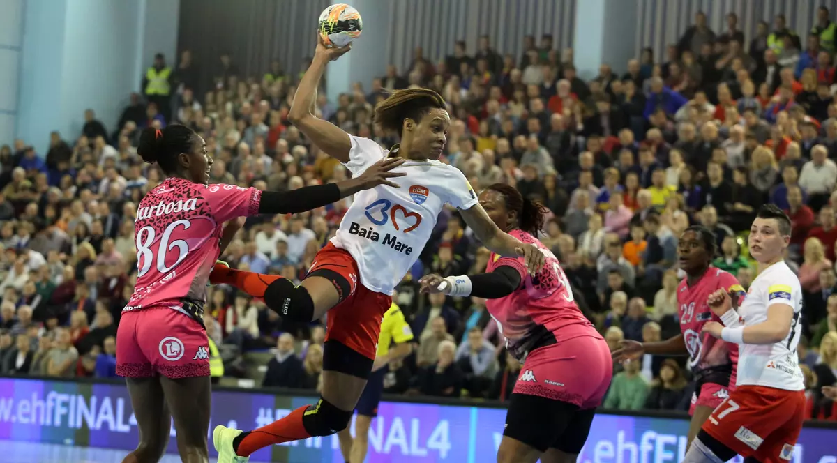 Allison Pineau (la minge) este principala marcatoare a lui HCM Baia Mare în Liga Campionilor. (FOTO: HEPTA)