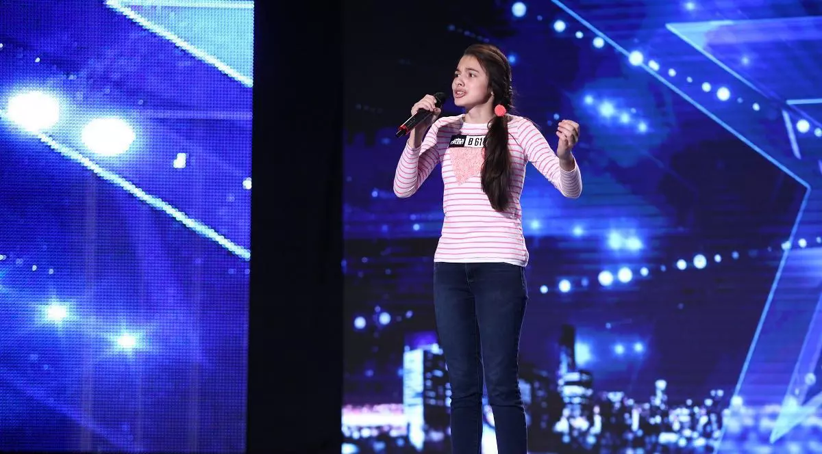 Își donează premiile de mii de dolari! La doar 13 ani, Laura Bretan, ”Vocea” de la ”Românii au talent”, îmbină perfect arta și caritatea la Chicago