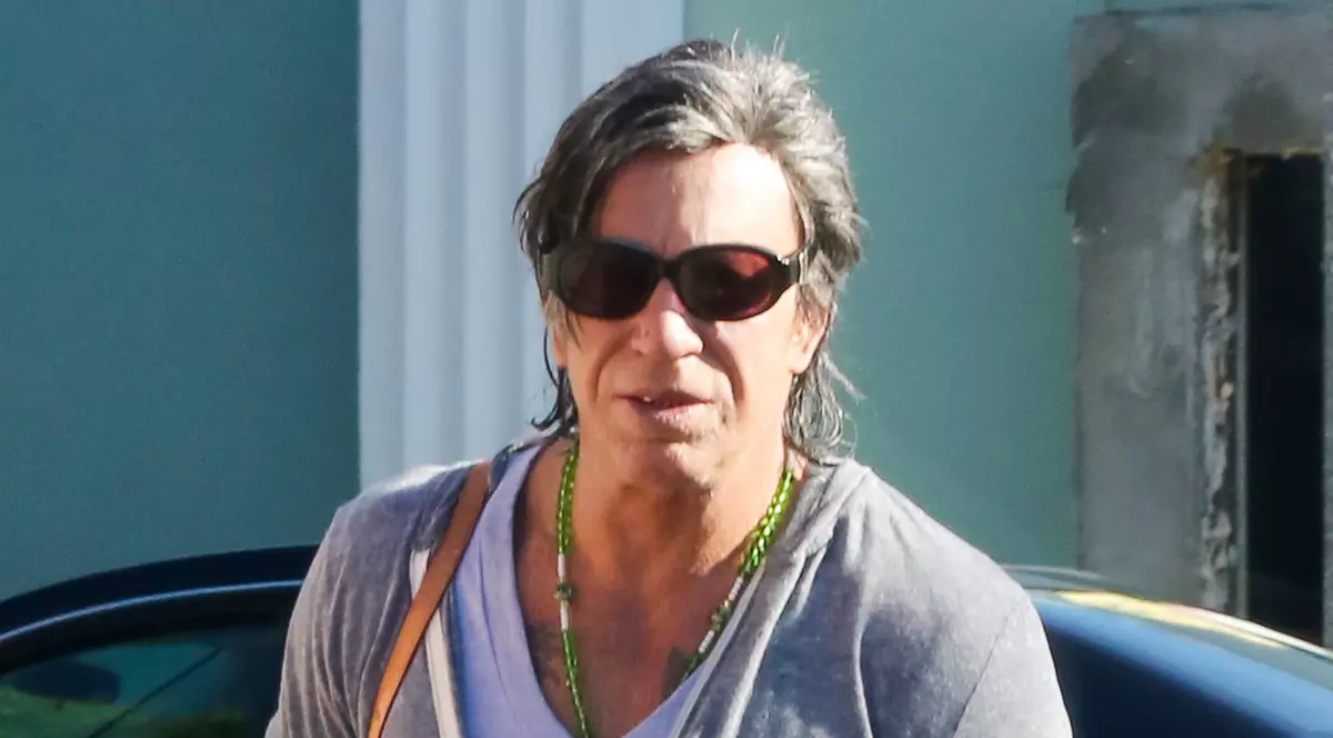 Apariție bizară! Cum a ieșit Mickey Rourke pe stradă. A făcut pipi pe el?| FOTO ÎN ARTICOL