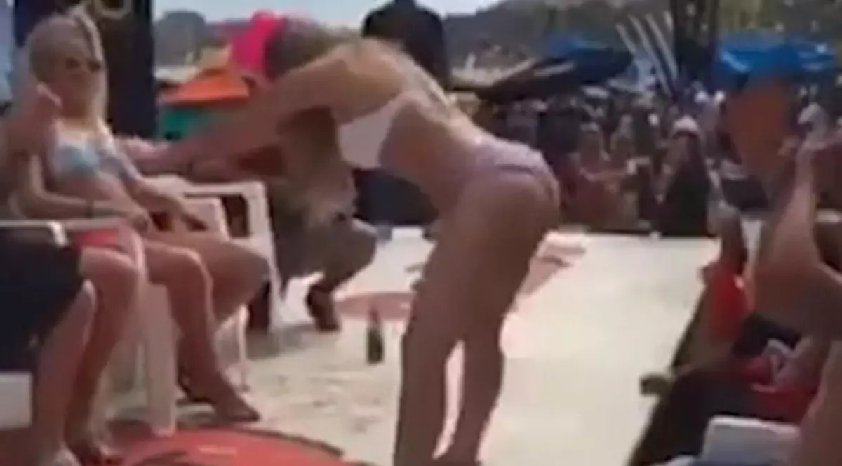 Învăţătoare de 24 de ani, concediată după ce un clip cu ea dansând a ajuns viral | VIDEO