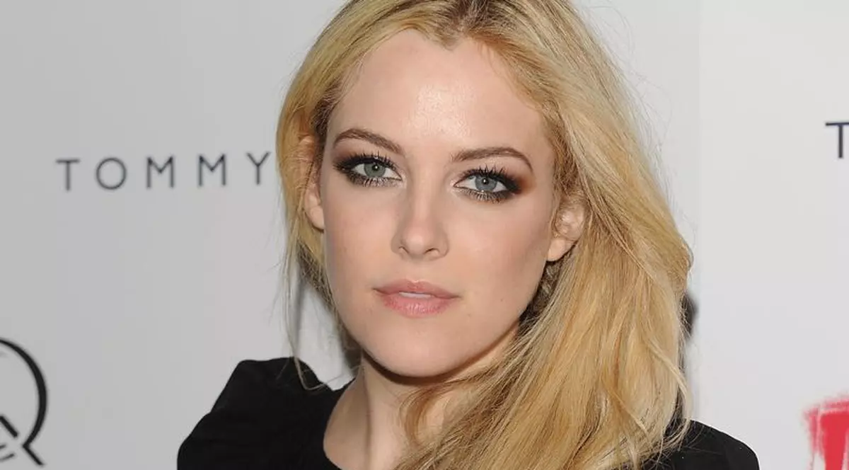 Nepoata lui Elvis, în ipostaze incendiare! Riley Keough, aproape goală într-un serial