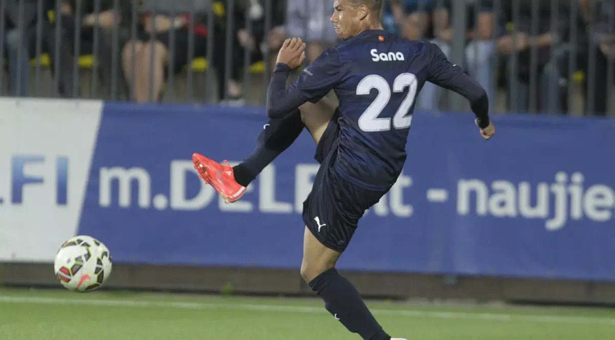 Răzbunare de fotbalist: a aruncat în spectatori cu fanionul de la colțul terenului! / VIDEO