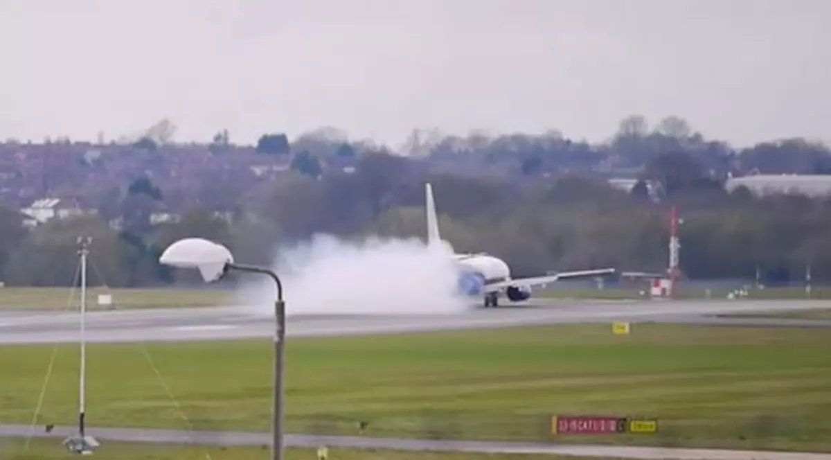 Un avion care a decolat din Bucureşti, aterizare cu probleme în Birmingham. O anvelopă a explodat | VIDEO