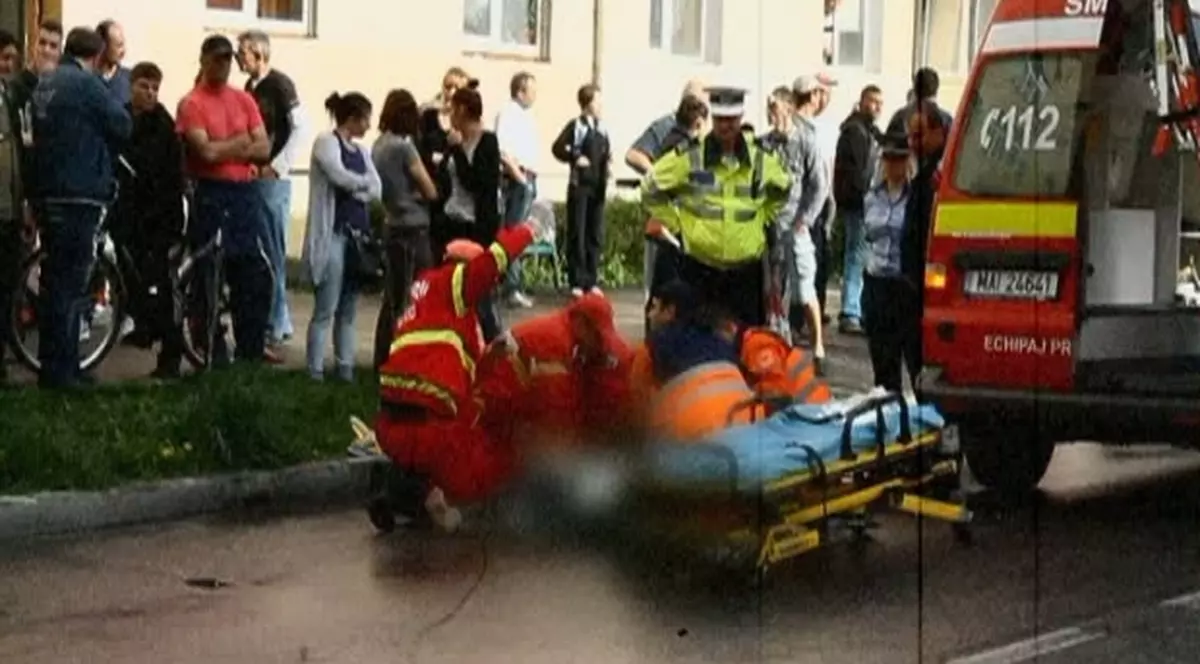 Grav accident în Curtea de Argeş! O fetiţă de 12 ani, spulberată pe trecerea de pietoni!