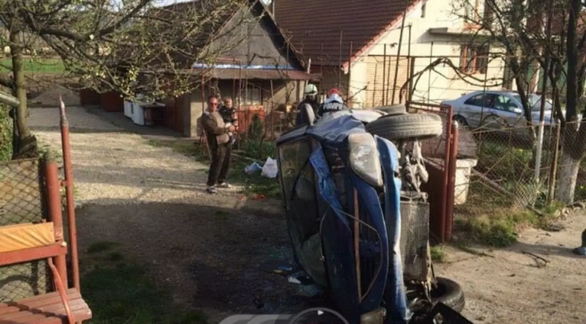 Un italian şi-a făcut praf maşina după ce a intrat in curtea unei case din Dej!