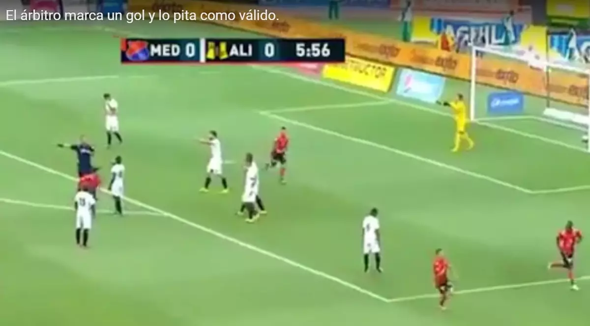 Așa ceva nu s-a mai văzut niciodată: un arbitru a marcat un gol! | VIDEO