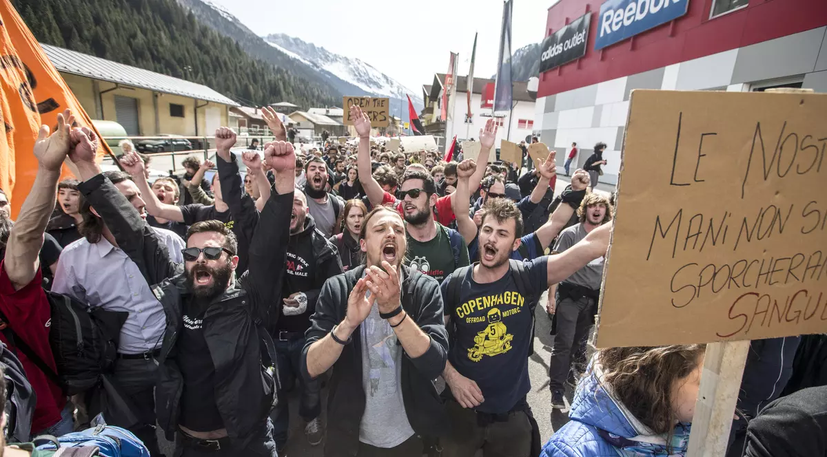 Violențe la frontiera dintre Italia și Austria, la o manifestație pro-refugiați: 'Opriți războaiele, nu oamenii!'