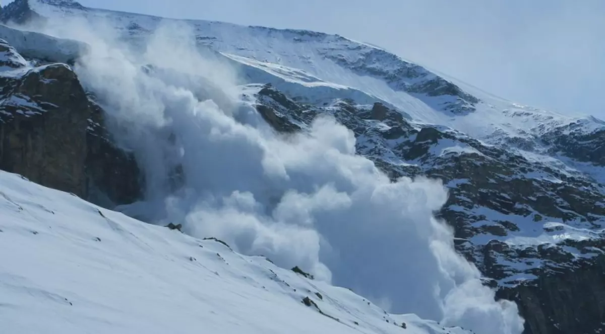 Avalanşă în Munţii Pirinei din Franţa! Doi alpinişti au murit şi un altul a fost rănit!