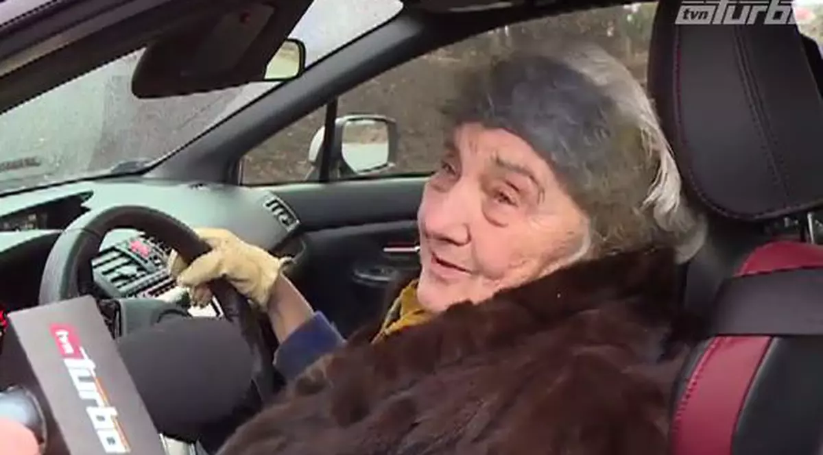 ULUITOR! La 81 de ani, conduce o mașină–sport de 300 de cai putere|VIDEO