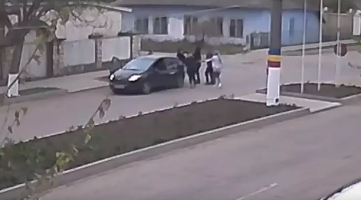 Cinci femei s-au luat la bătaie în plină stradă! Şoferii au filmat momentul!