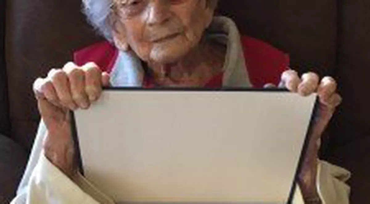 O femeie de 102 ani a absolvit facultatea la 60 de ani după ce a început-o|FOTO