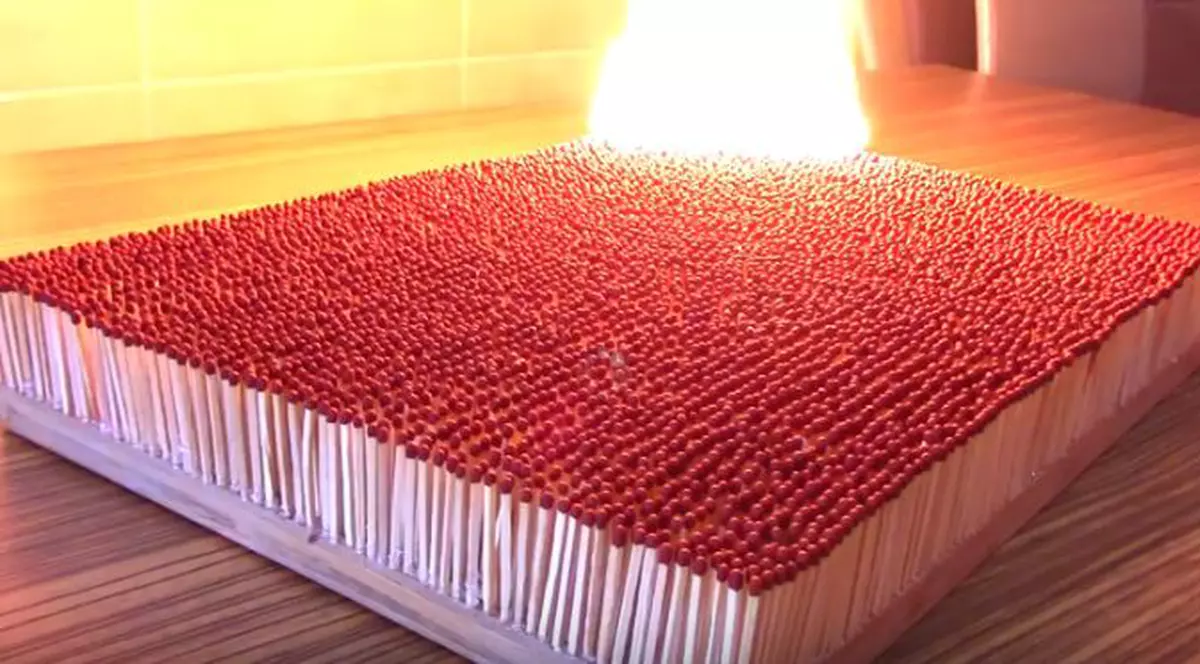 A făcut un "tort" din 6.000 de beţe de chibrit şi i-a dat foc. Efectul spectaculos a fost văzut de aproape 20 de milioane de oameni | VIDEO