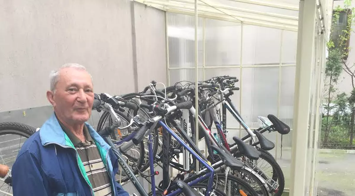 Și-au construit parcare pentru biciclete în spatele blocului