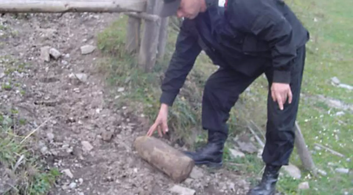 INCREDIBIL! Bombă printre obiectele colectate la un centru de fier vechi