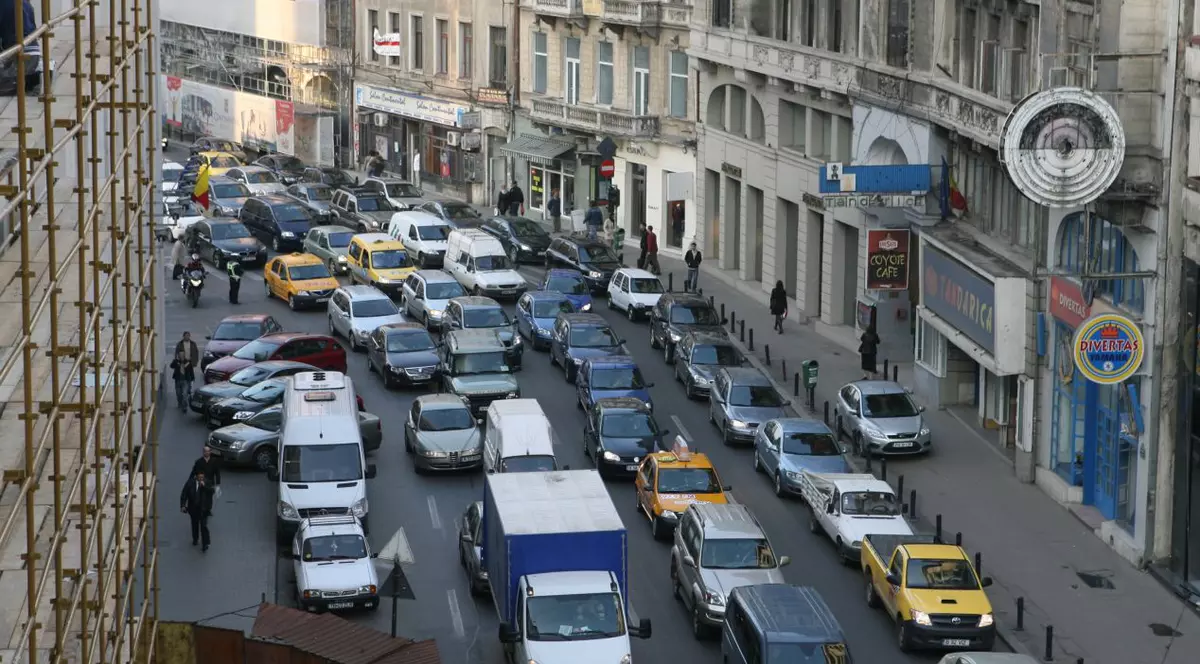 două clădiri din centrul Capitalei au fost văruite în alb şi roz