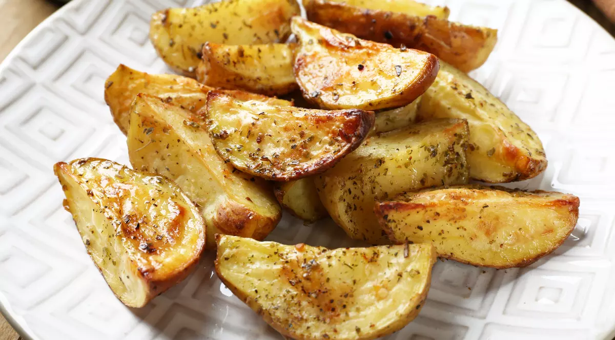 Libertatea te ajută să găteşti ieftin şi bun. Cartofi picanţi la cuptor cu doar 7 lei