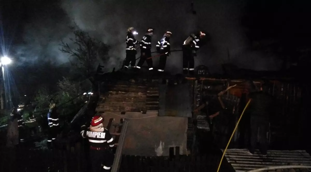 O casă a ars din temelii la Sinaia! Trei familii au rămas pe drumuri FOTO