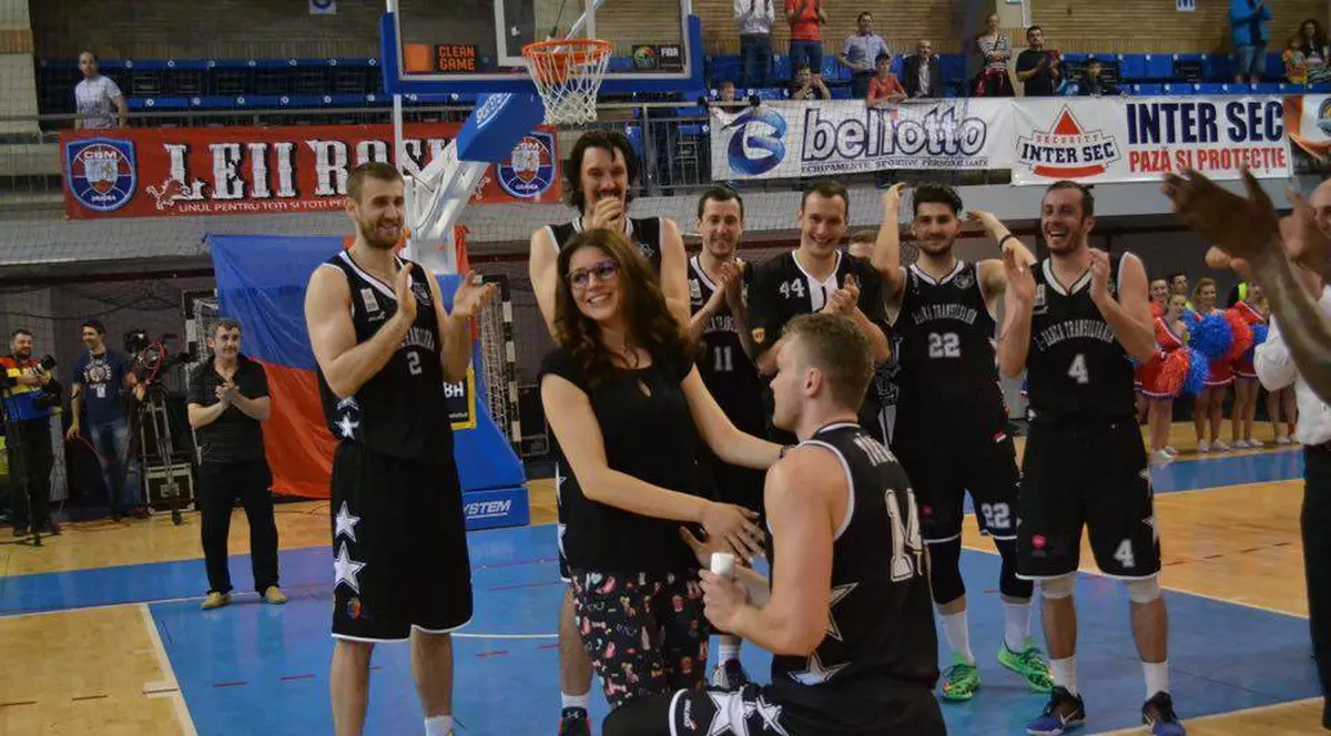 Un baschetbalist din România și-a cerut iubita de nevastă sub coș!