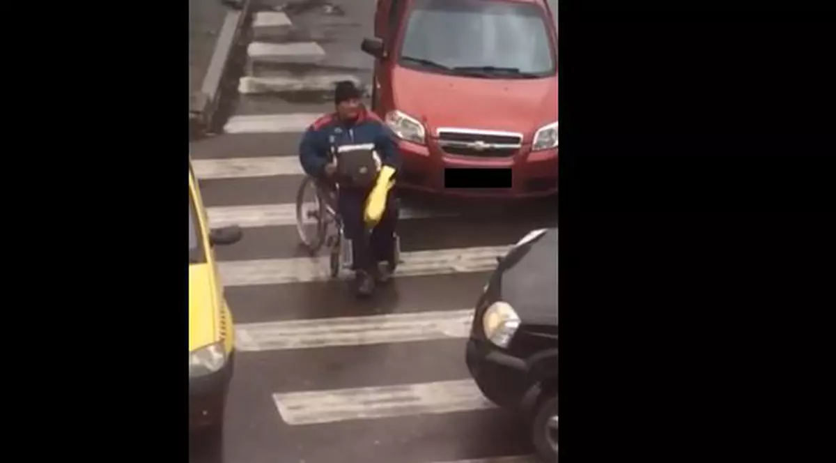 Cum păcălește un cerșetor în scaun cu rotile trecătorii. Imagini revoltătoare | VIDEO
