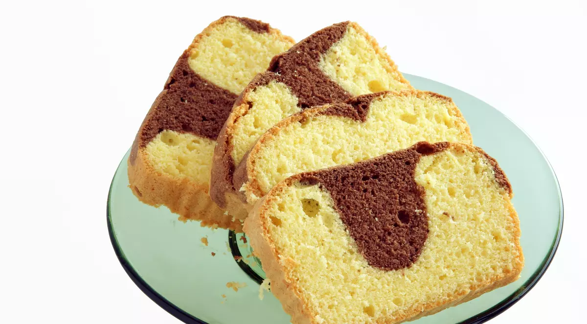 Libertatea te ajută să găteşti ieftin şi bun. Chec bicolor cu doar 8 lei