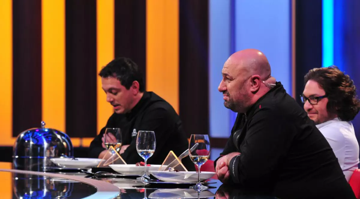 Un concurent de la "Chefi la cuţite" a băut ca să aibă curaj în bucătărie! "A vrut cineva să îmi ofere 100 de lei"