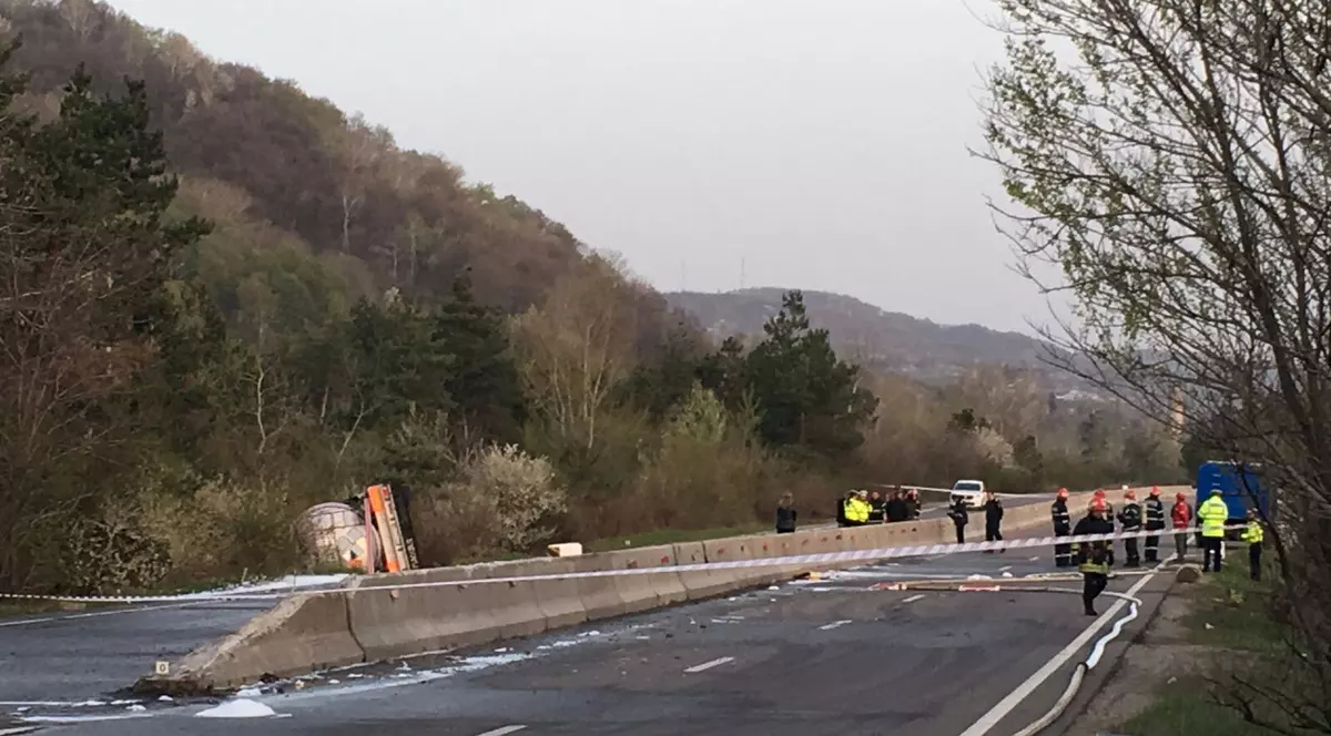 O cisternă cu 40 de tone de acid sulfuric s-a răsturnat pe DN1. PRIMELE IMAGINI
