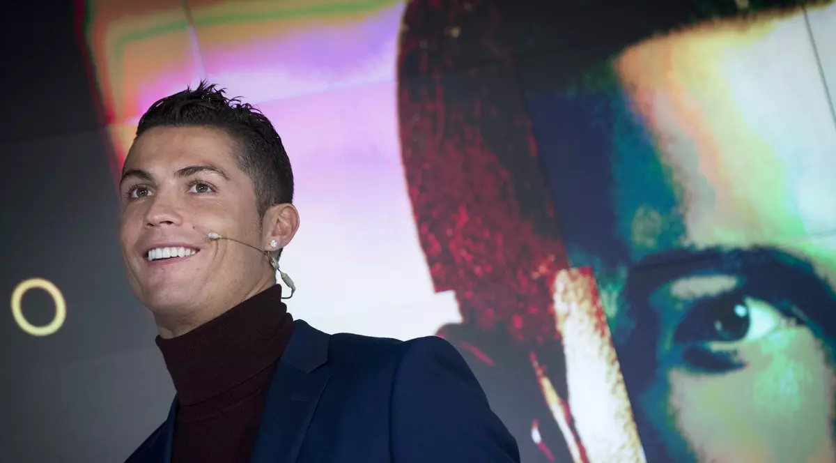 Numărul lui Cristiano Ronaldo a ajuns în telefonul unei superbe cântărețe! E ceva între cei doi? | VIDEO