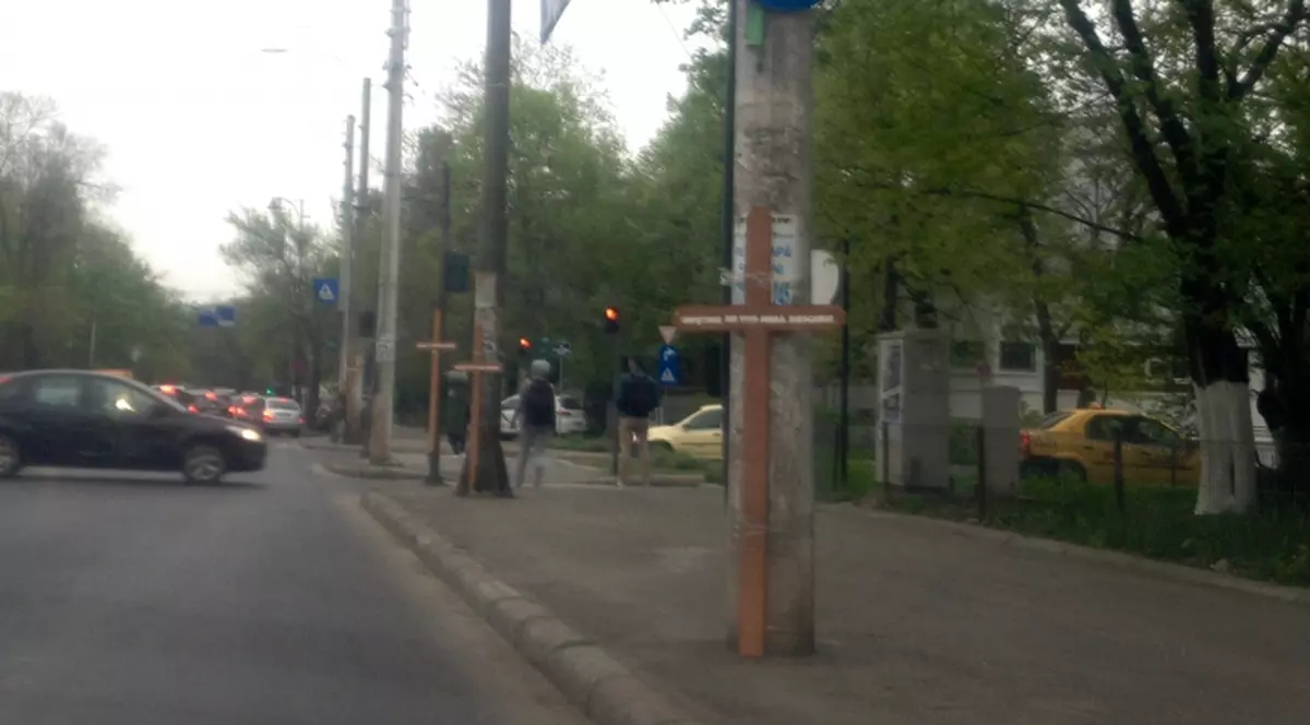 EXCLUSIV / Crucile morților de lângă drumuri ar putea să dispară