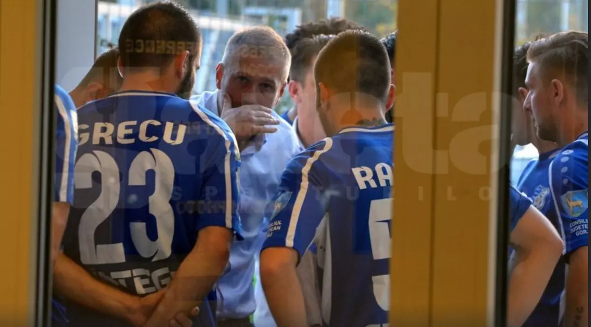 Edi Iordănescu a ”driblat” suspendarea. Și-a scos elevii în afara stadionului, ca să le dea indicații
