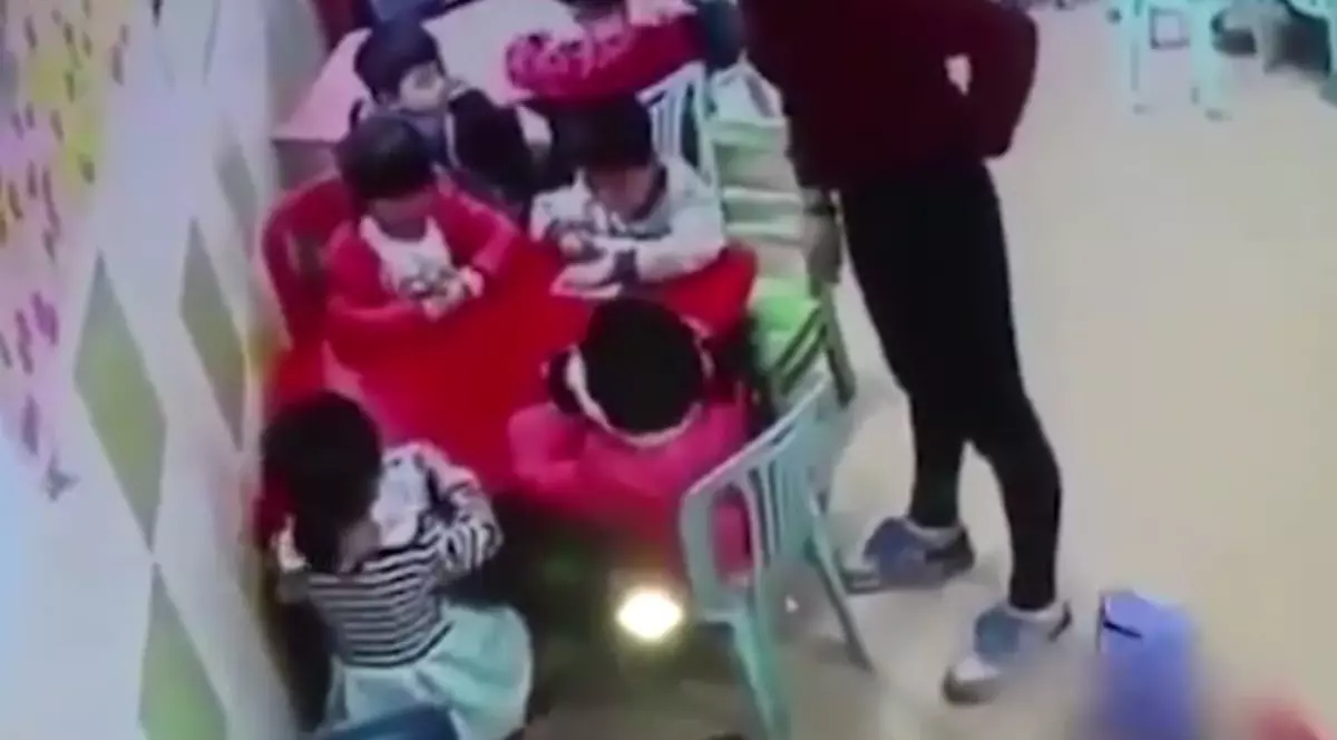După faptă și răsplată! O educatoare violentă a fost bătută de bunica unei eleve | VIDEO