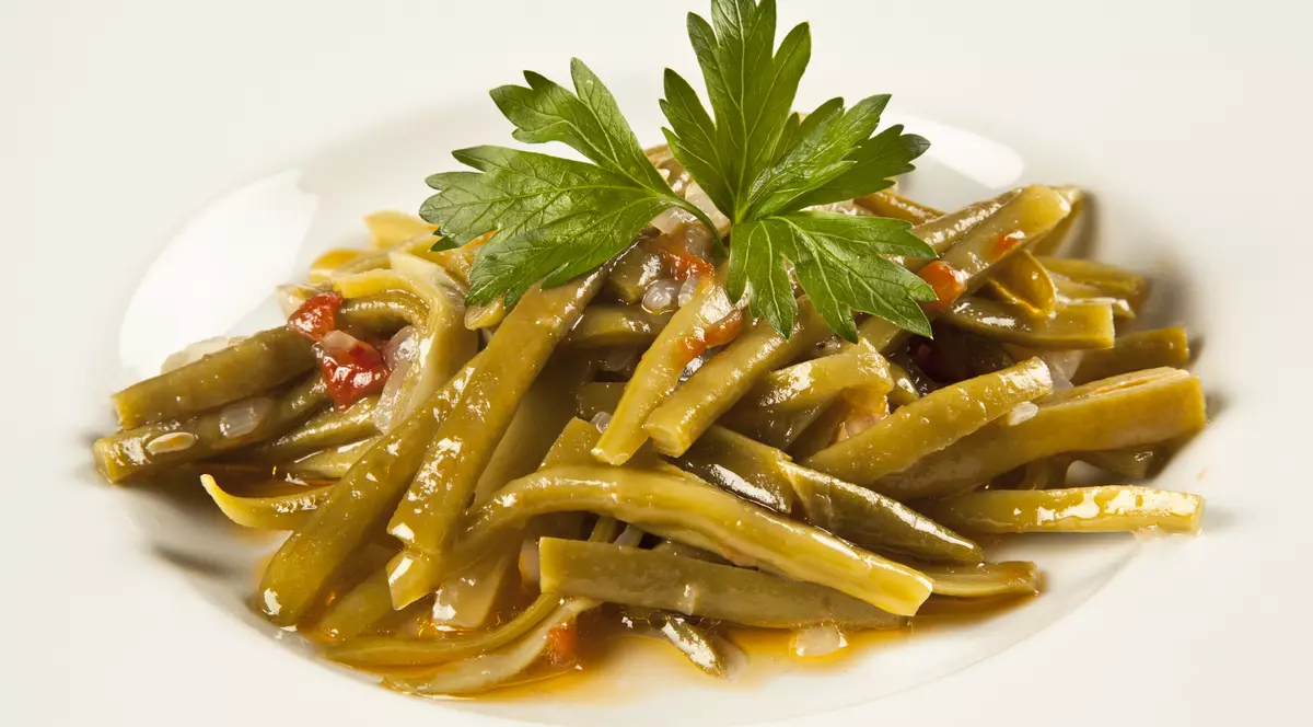 Libertatea te ajută să găteşti ieftin şi bun. Mâncare de fasole păstăi cu doar 8,5 lei