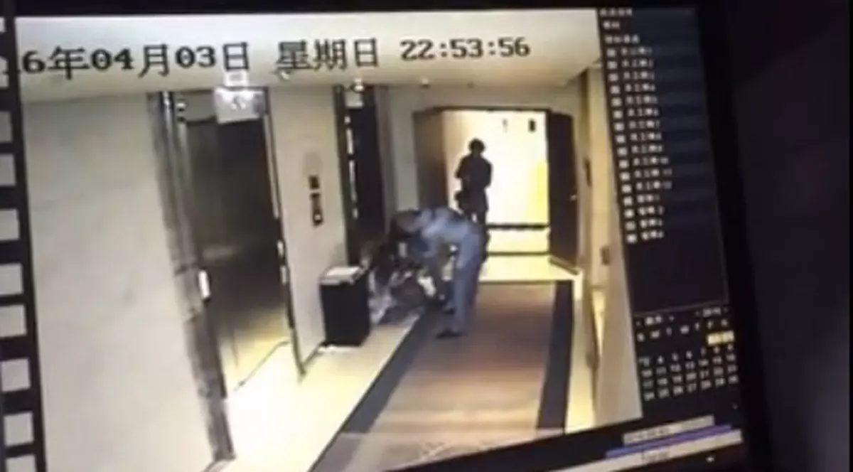 O femeie a fost bătută pe holul unui hotel, chiar în fața unui angajat. Înregistrarea a fost vizualizată de două miliarde de ori și a stârnit o dezbatere aprinsă/  VIDEO