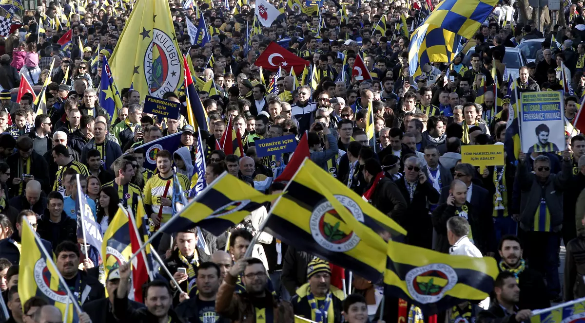 Ce dement! Un fan a scos pistolul și a tras în alți suporteri! Câte victime s-au înregistrat