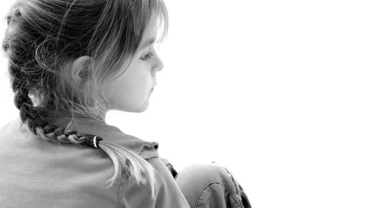 Copilă de 6 ani, snopită în bătaie de o profesoară, pentru că a făcut o greşeală de scriere