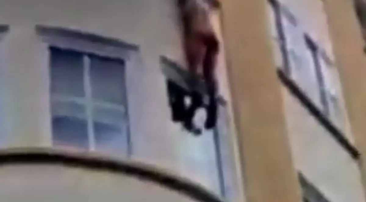 O femeie aproape goală s-a aruncat de la etajul 3, ca să scape dintr-un incendiu | VIDEO