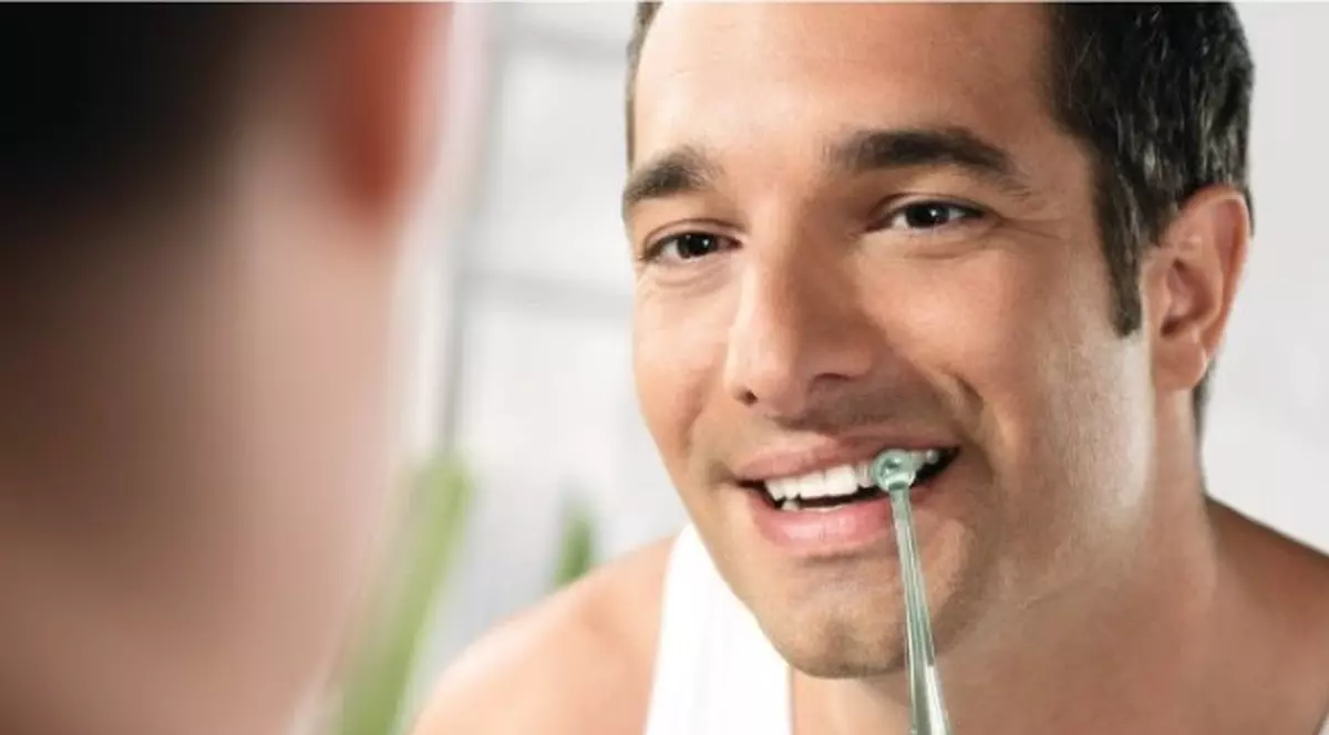 Dușul bucal –o metodă foarte ușoară și eficientă pentru curățarea dinților