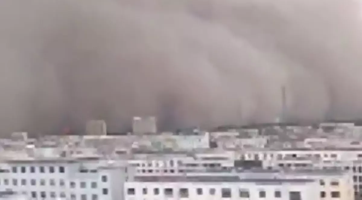 Imagini spectaculoase! Un oraș a fost înghițit, în doar câteva minute, de o furtună de nisip