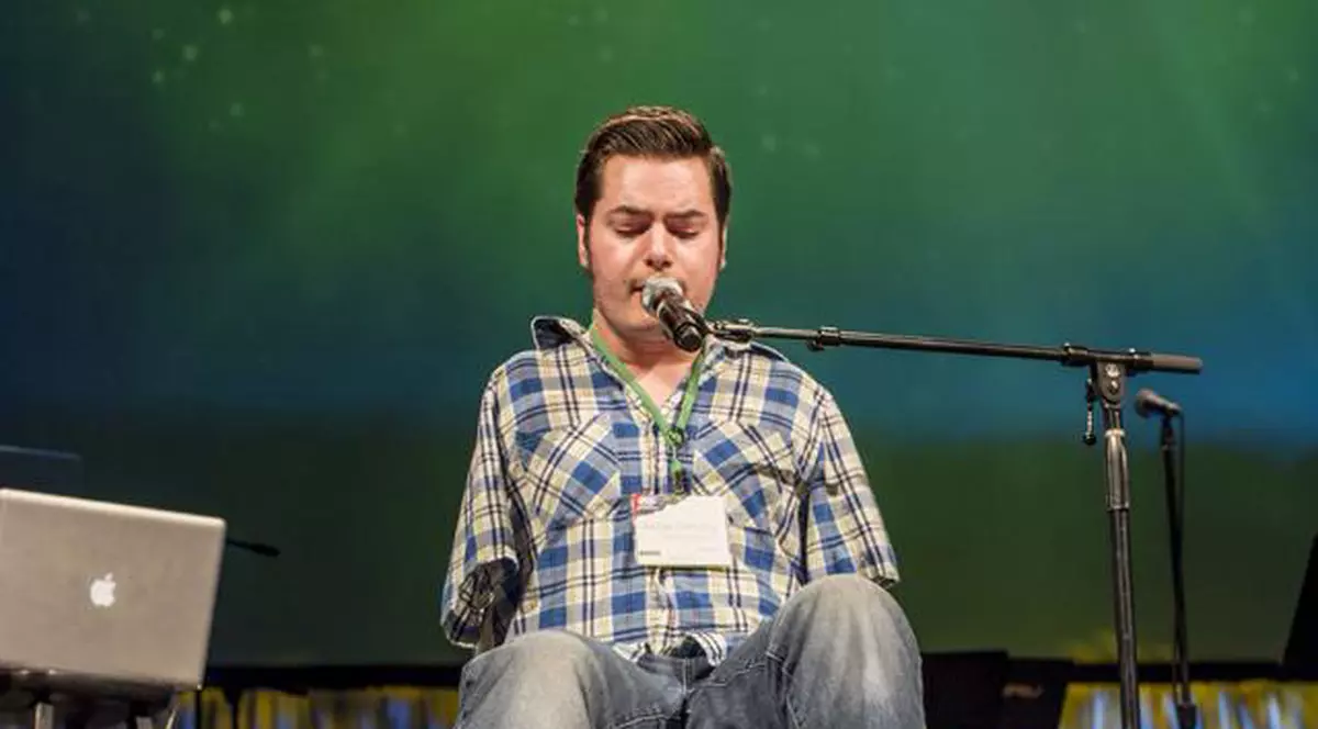 George, românul fără mâini care cântă la chitară, pleacă în turneu mondial | FOTO&VIDEO