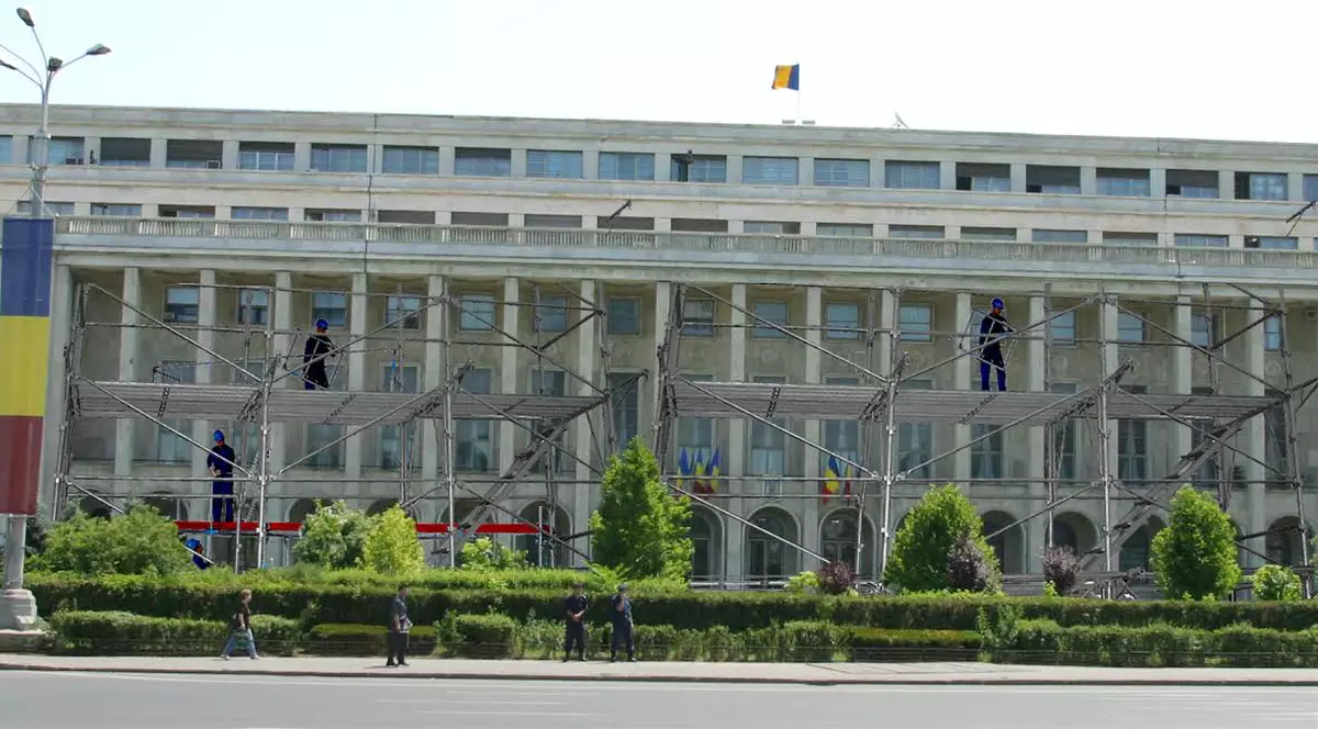 Protest extrem! Un bărbat şi-a dat foc în faţa Guvernului