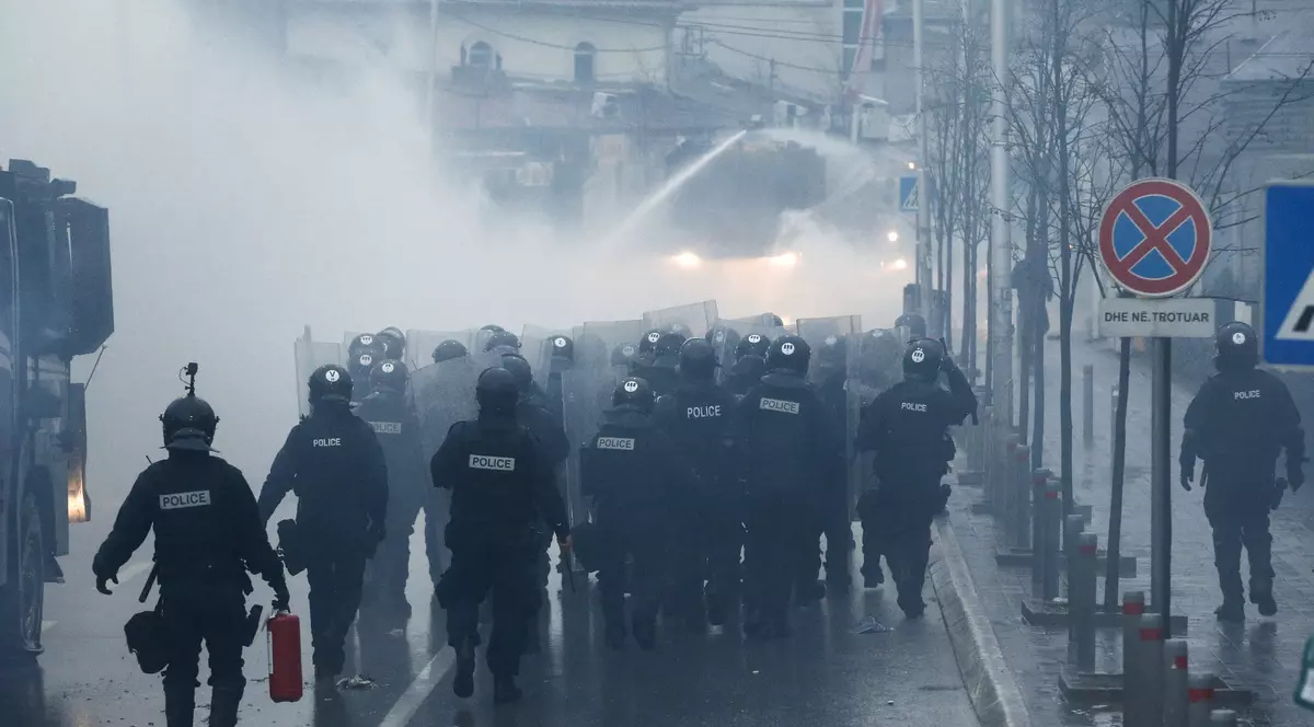 Explozii și focuri de armă în Kosovo, în fața unui complex unde trebuia să meargă premierul sârb